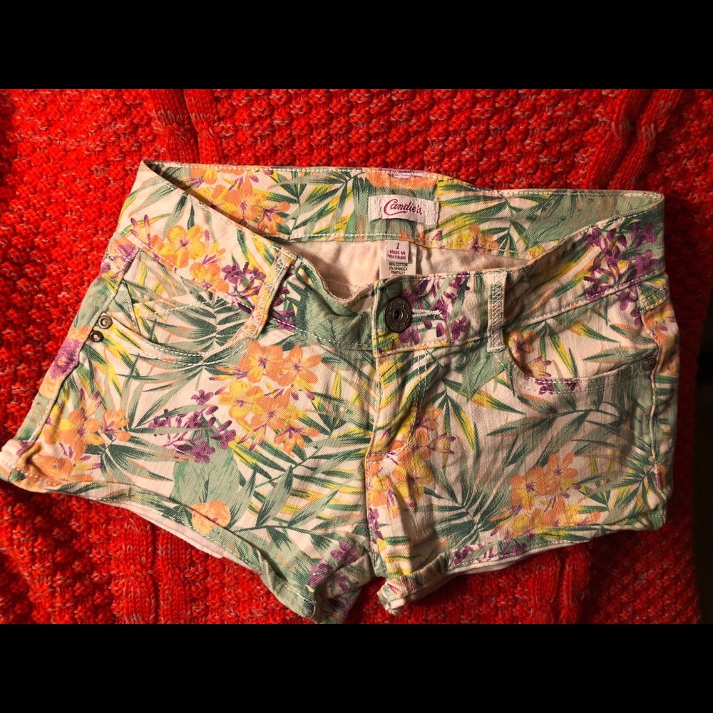 Flower 🌺 🌸 and leaf 🍃 pattern shorts